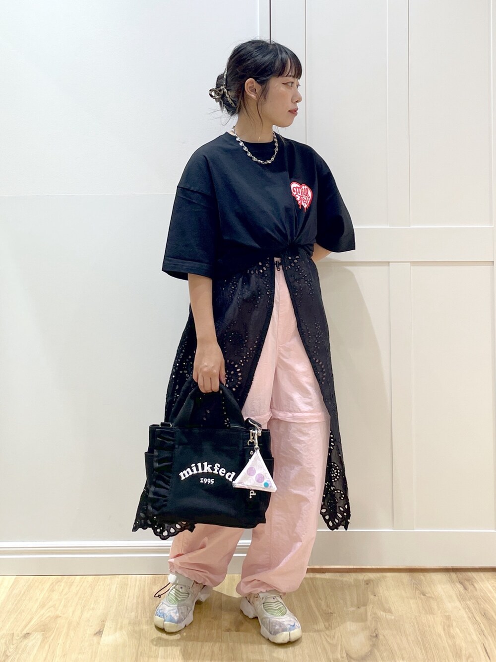 ブラック系のワンピース、ピンク系のその他パンツ、ブラック系のTシャツ/カットソーを着用したレディースの夏コーディネートの2枚目の写真