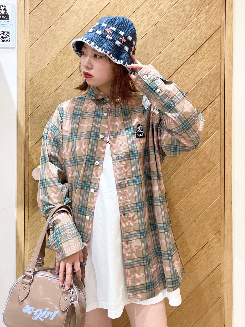 ブラック系のブーツ、ベージュ系のボストンバッグ、ベージュ系のシャツ/ブラウスを着用したレディースの秋コーディネートの2枚目の写真