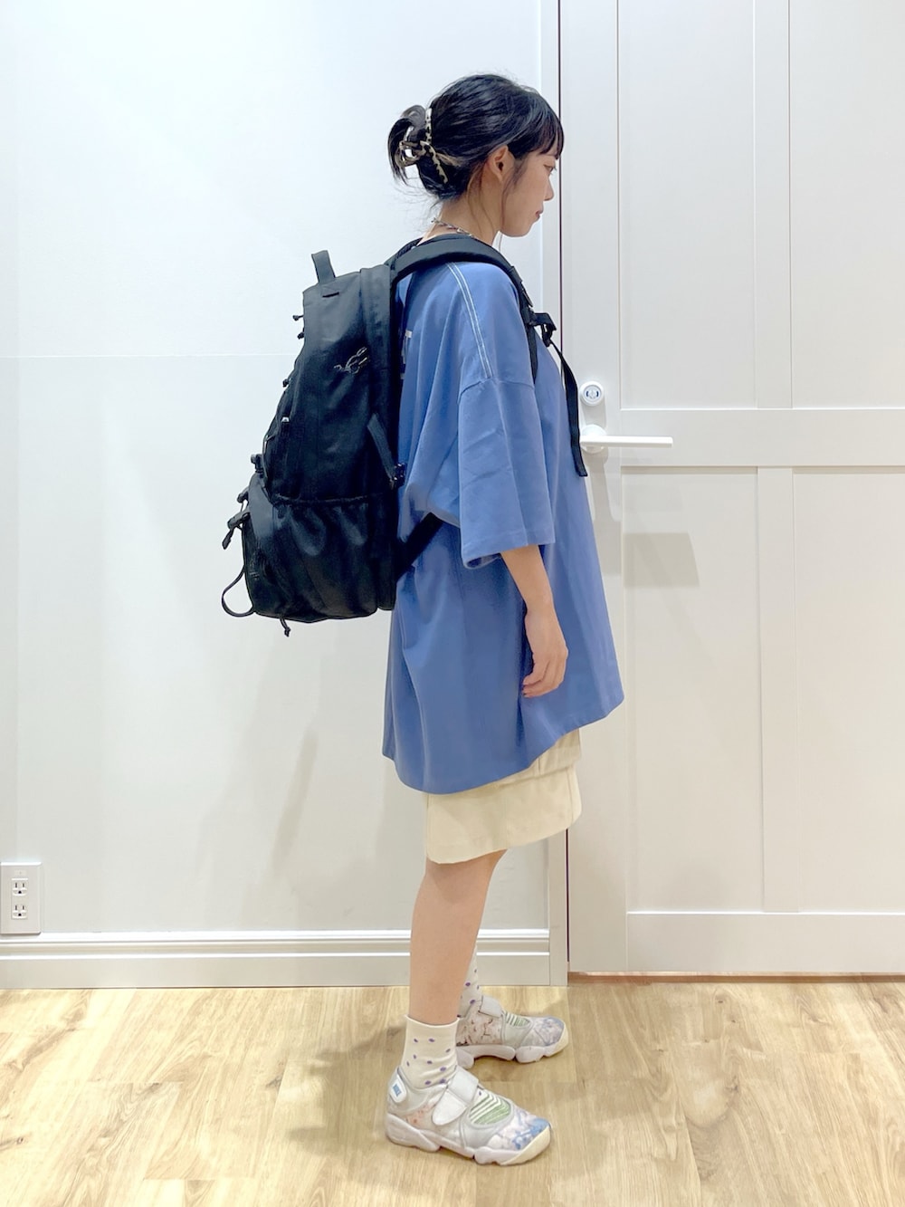 ブルー系のTシャツ/カットソー、レッド系のバックパック/リュック、ホワイト系のラッシュガードを着用したレディースの夏コーディネートの3枚目の写真