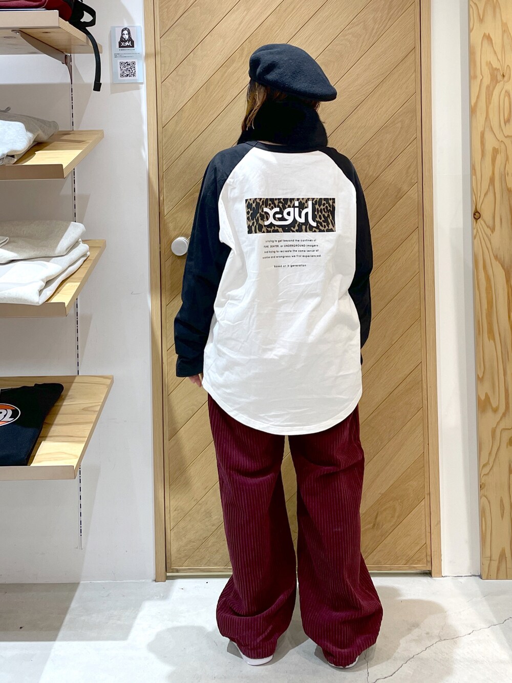 レッド系のその他パンツ、ホワイト系のスニーカー、ホワイト系のTシャツ/カットソーを着用したレディースの秋コーディネートの2枚目の写真
