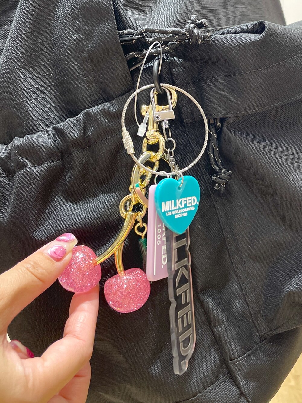 ブラック系のバックパック/リュック、ブルー系のその他パンツ、ブラック系のサンダルを着用したレディースの夏コーディネートの5枚目の写真