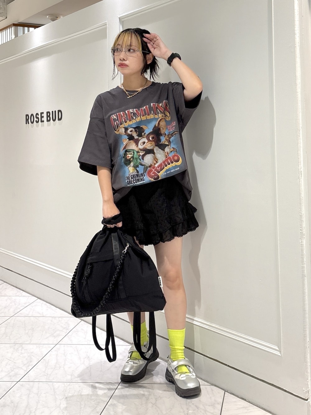 グレー系のTシャツ/カットソー、シルバー系のスニーカー、ブラック系のその他パンツを着用したレディースの夏コーディネートの2枚目の写真