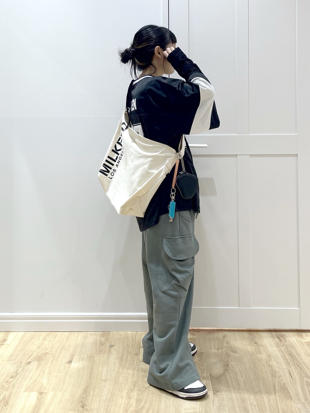 ブラック系のTシャツ/カットソー、グリーン系のスウェットパンツ、ホワイト系のスニーカーを着用したレディースの秋コーディネートの3枚目の写真