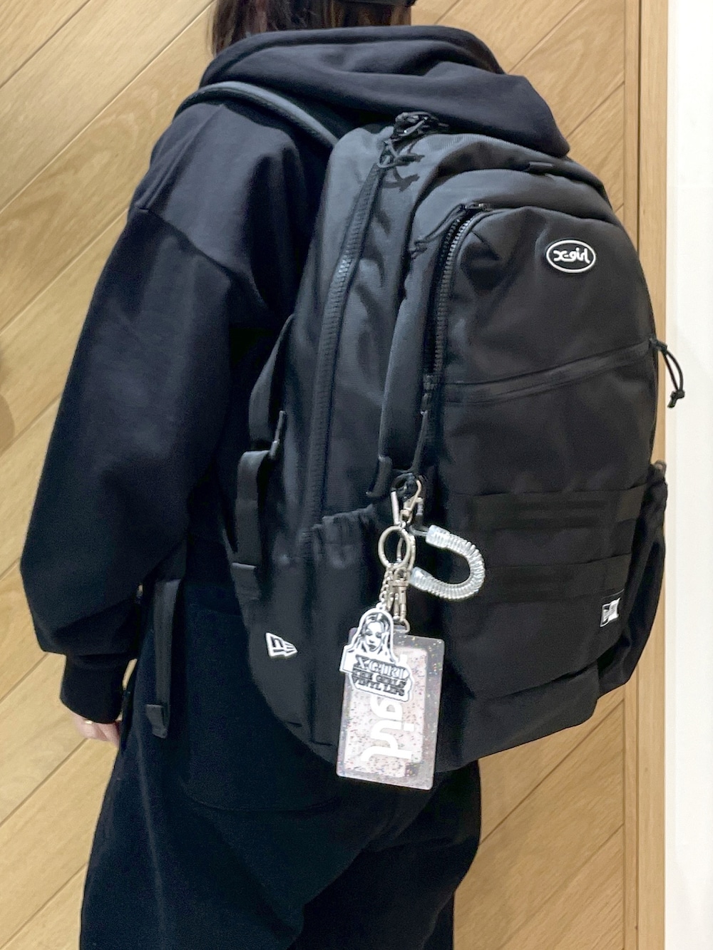 ブラック系のスウェットパンツ、ホワイト系のスニーカー、ブラック系のパーカーを着用したレディースの春コーディネートの3枚目の写真