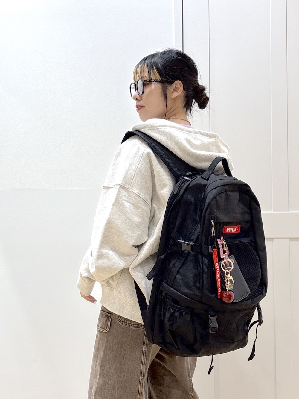 ベージュ系のパーカー、パープル系のTシャツ/カットソー、ブラウン系のその他パンツを着用したレディースの春コーディネートの9枚目の写真