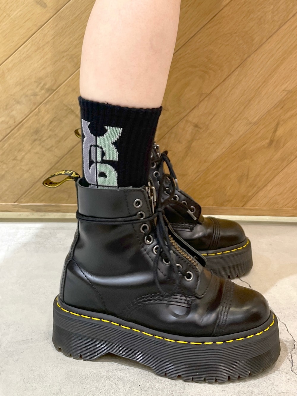 ブルー系のシャツ/ブラウス、グレー系のその他パンツ、ブラック系のバックパック/リュックを着用したレディースの冬コーディネートの3枚目の写真