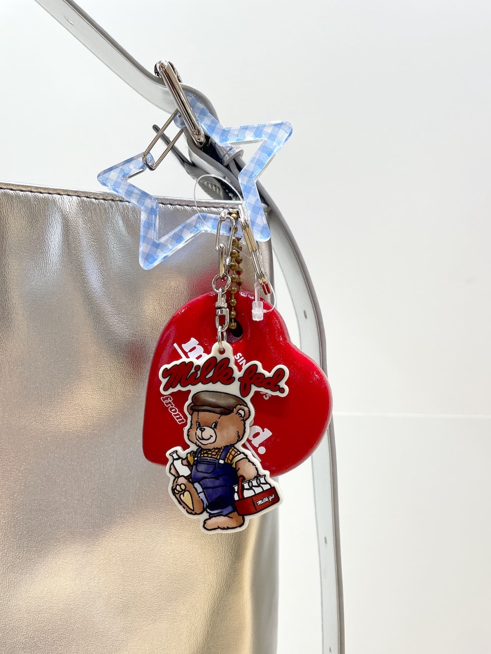 ブラック系のTシャツ/カットソー、シルバー系のショルダーバッグ、ブラック系のブーツを着用したレディースの夏コーディネートの5枚目の写真