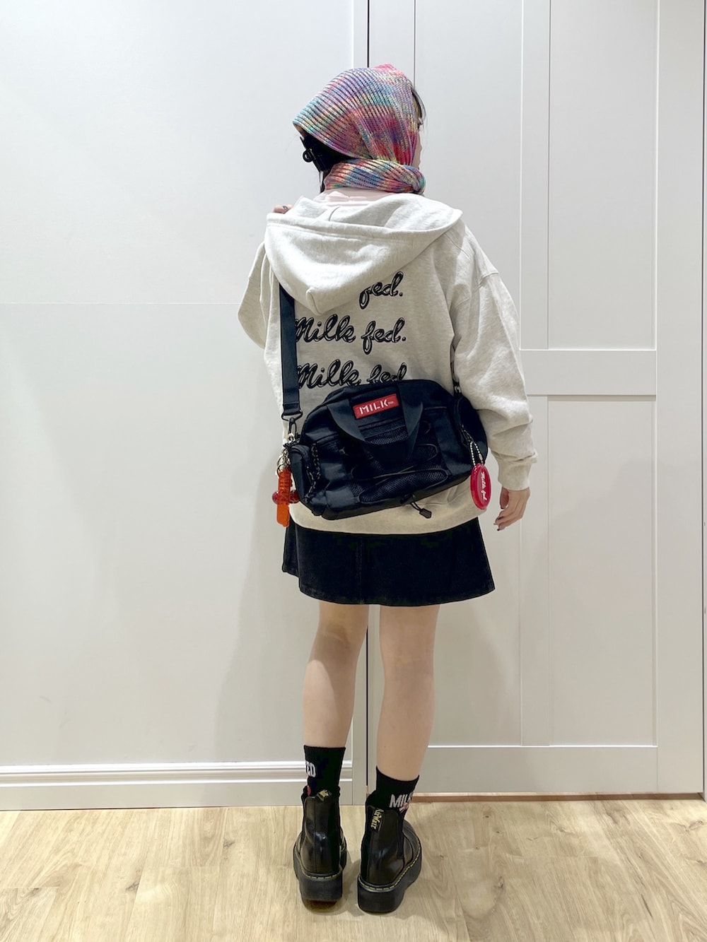 ホワイト系のTシャツ/カットソー、ベージュ系のパーカー、ブラック系のデニムスカートを着用したレディースの冬コーディネートの3枚目の写真