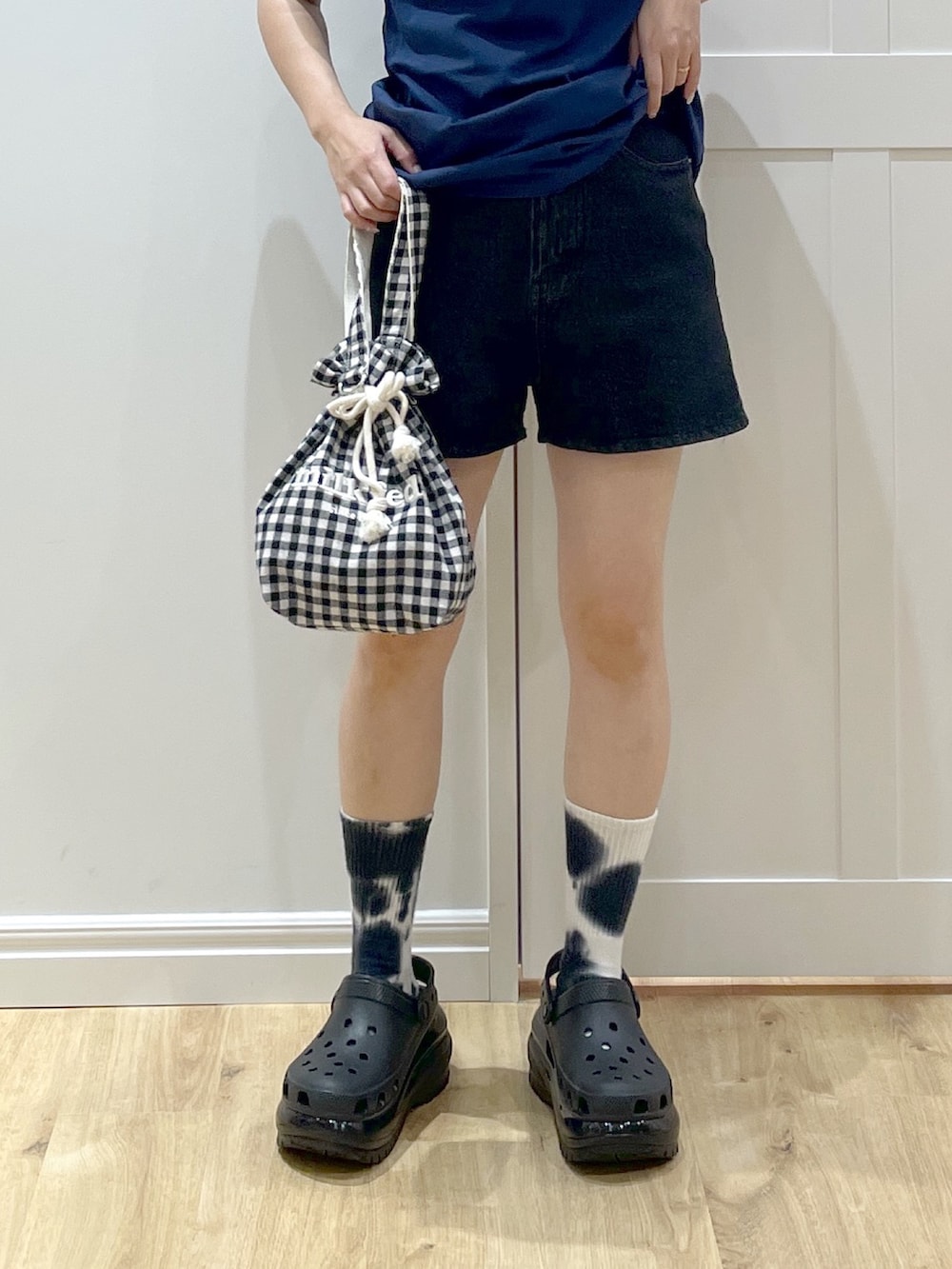 ブラック系のサンダル、ブラック系のデニムパンツ、ブルー系のワンピースを着用したレディースの夏コーディネートの4枚目の写真