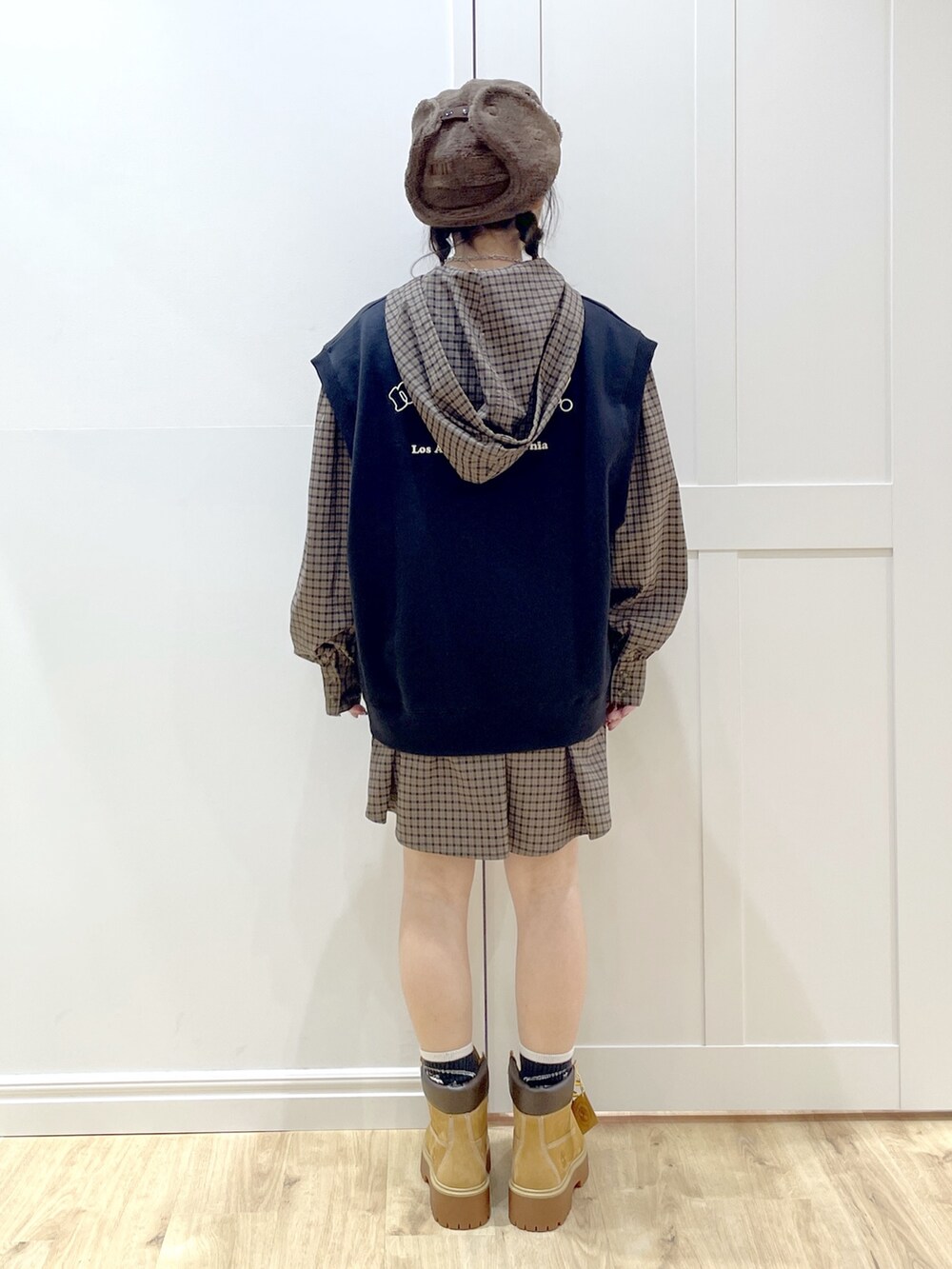 ブラウン系のシャツ/ブラウス、ブラック系のベスト、その他のミリタリージャケットを着用したレディースの秋コーディネートの7枚目の写真