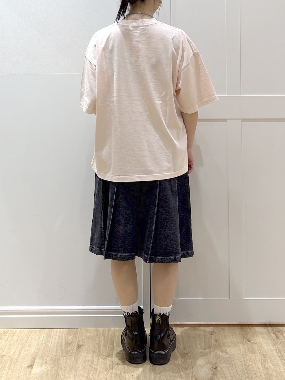 ブラック系のブルゾン、ピンク系のTシャツ/カットソー、ブラック系のデニムスカートを着用したレディースの春コーディネートの8枚目の写真