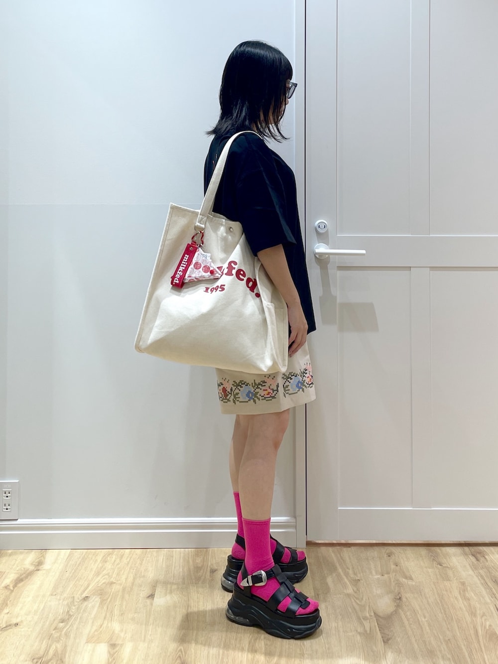 ブラック系のTシャツ/カットソー、ホワイト系のその他パンツ、ブラック系のサンダルを着用したレディースの夏コーディネートの3枚目の写真