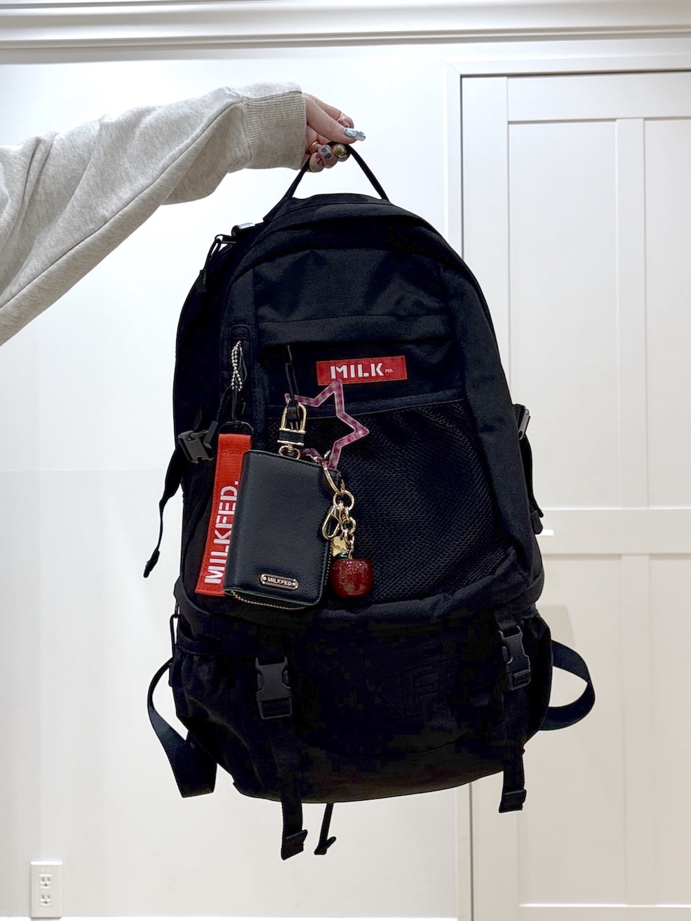 ベージュ系のパーカー、パープル系のTシャツ/カットソー、ブラウン系のその他パンツを着用したレディースの春コーディネートの10枚目の写真