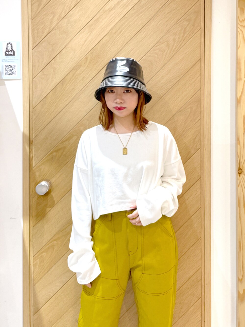 ブラウン系のその他パンツ、ブラック系のブーツ、ホワイト系のTシャツ/カットソーを着用したレディースの秋コーディネートの2枚目の写真