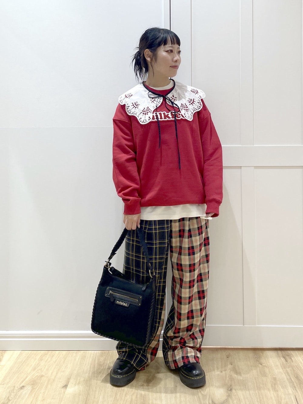 ブラック系のショルダーバッグ、ブラック系のブーツ、ブラック系のシャツ/ブラウスを着用したレディースの秋コーディネートの3枚目の写真