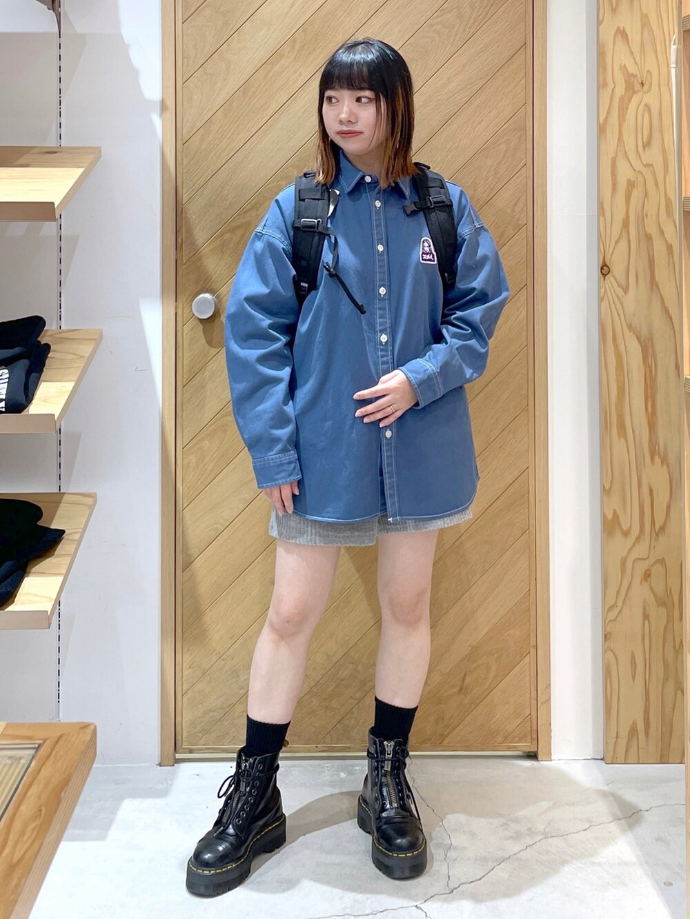 ブルー系のシャツ/ブラウス、グレー系のその他パンツ、ブラック系のバックパック/リュックを着用したレディースの冬コーディネートの2枚目の写真