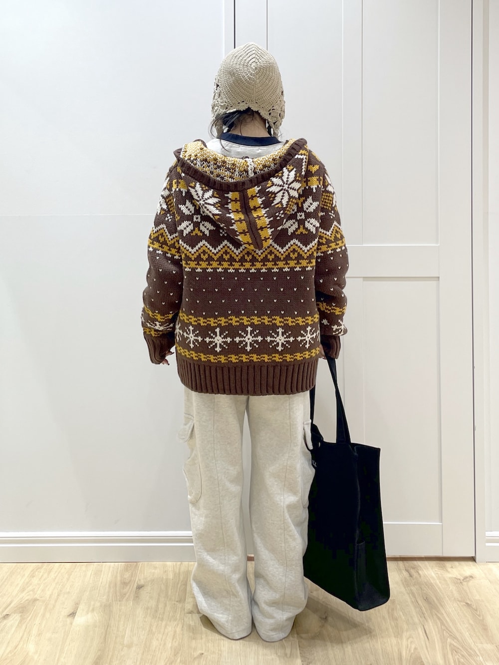 ベージュ系のスウェットパンツ、ベージュ系のスウェット、ブラウン系のその他アウターを着用したレディースの秋コーディネートの4枚目の写真