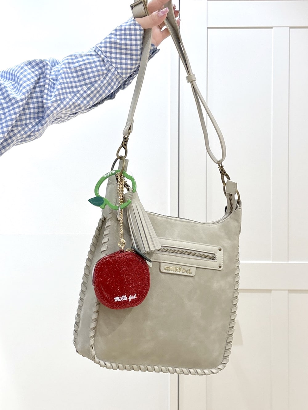 ブラック系のデニムパンツ、ホワイト系のTシャツ/カットソー、グレー系のショルダーバッグを着用したレディースの冬コーディネートの9枚目の写真