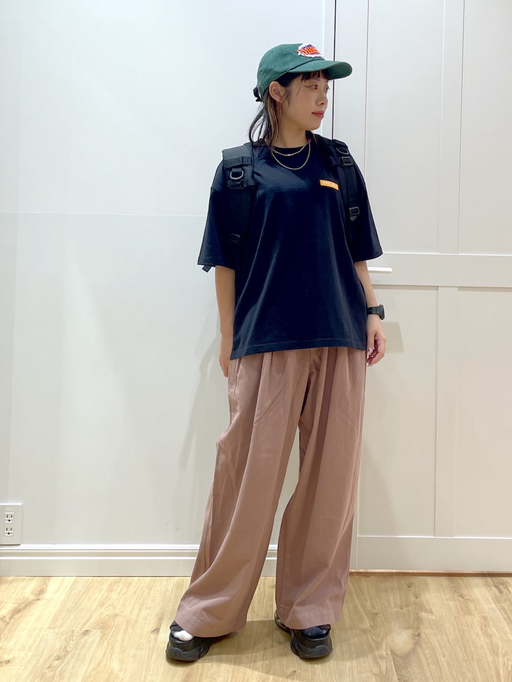 ベージュ系のその他パンツ、ブラック系のTシャツ/カットソー、ブラック系のバックパック/リュックを着用したレディースの夏コーディネートの5枚目の写真