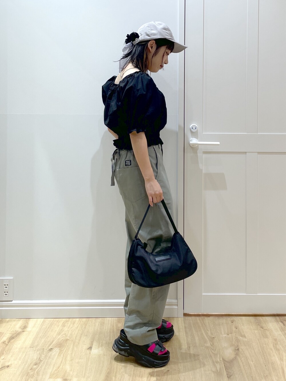 ブラック系のシャツ/ブラウス、グリーン系のその他パンツ、ブラック系のサンダルを着用したレディースの夏コーディネートの5枚目の写真