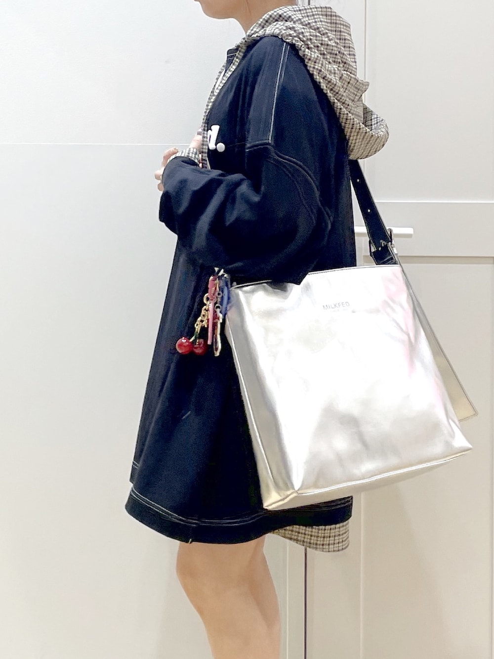 ブラック系のTシャツ/カットソー、ベージュ系のシャツ/ブラウス、シルバー系のショルダーバッグを着用したレディースの冬コーディネートの8枚目の写真