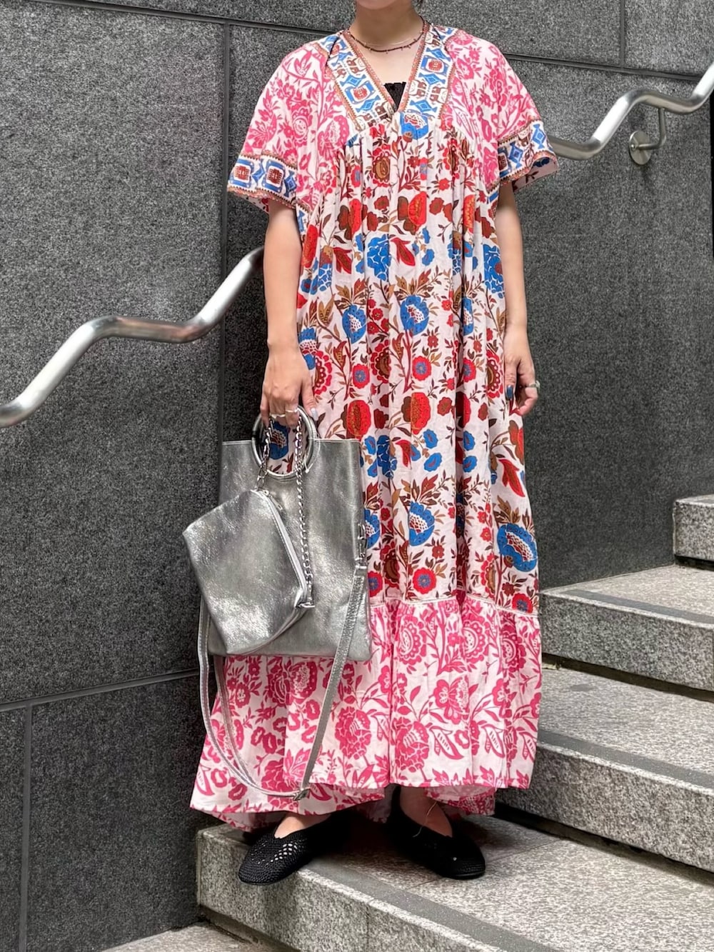 ブラック系のパンプス、シルバー系のショルダーバッグ、その他のワンピースを着用したレディースの夏コーディネートの4枚目の写真