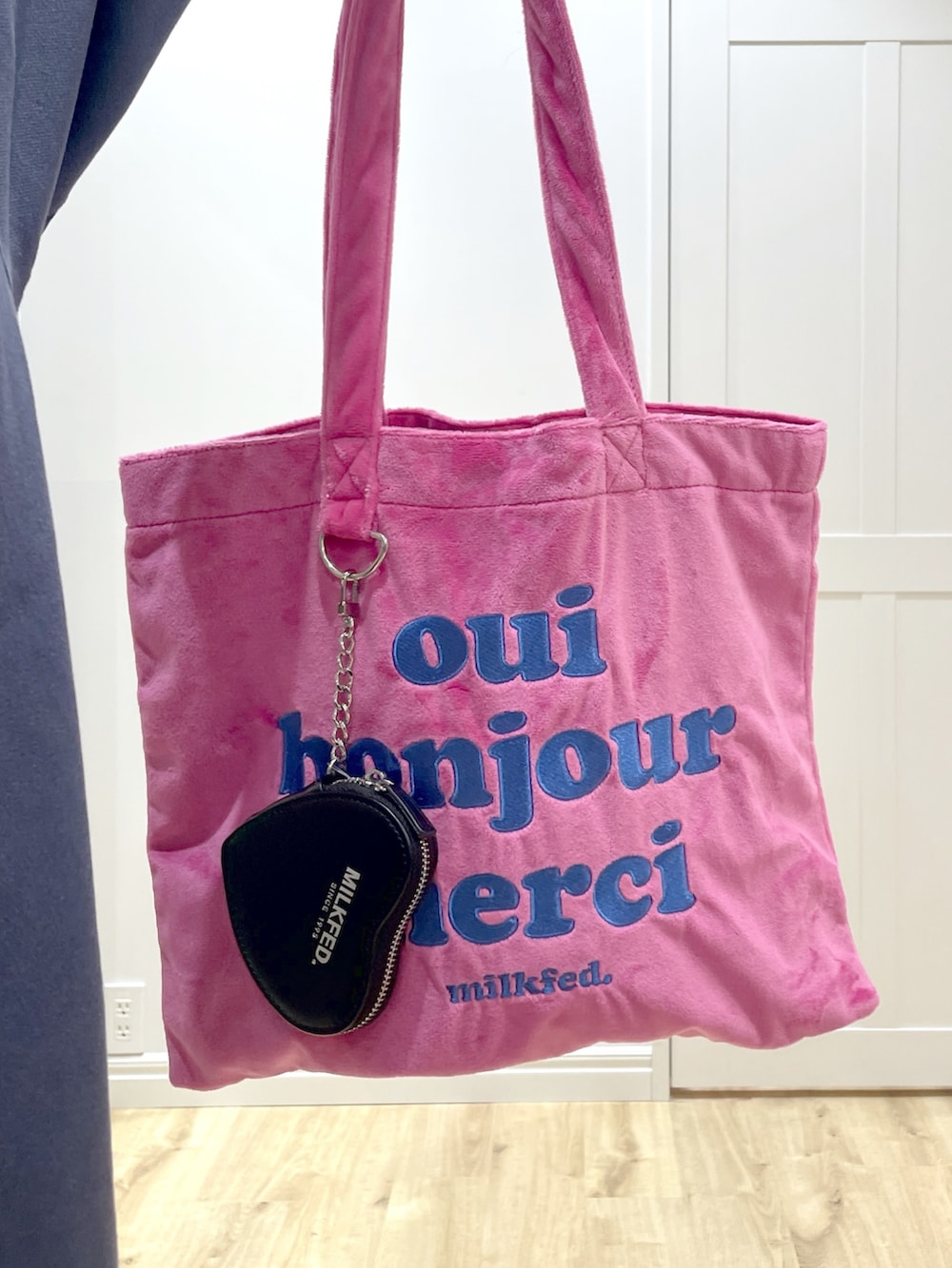 ブルー系のその他パンツ、ブルー系のTシャツ/カットソー、ブラック系のブーツを着用したレディースの冬コーディネートの7枚目の写真