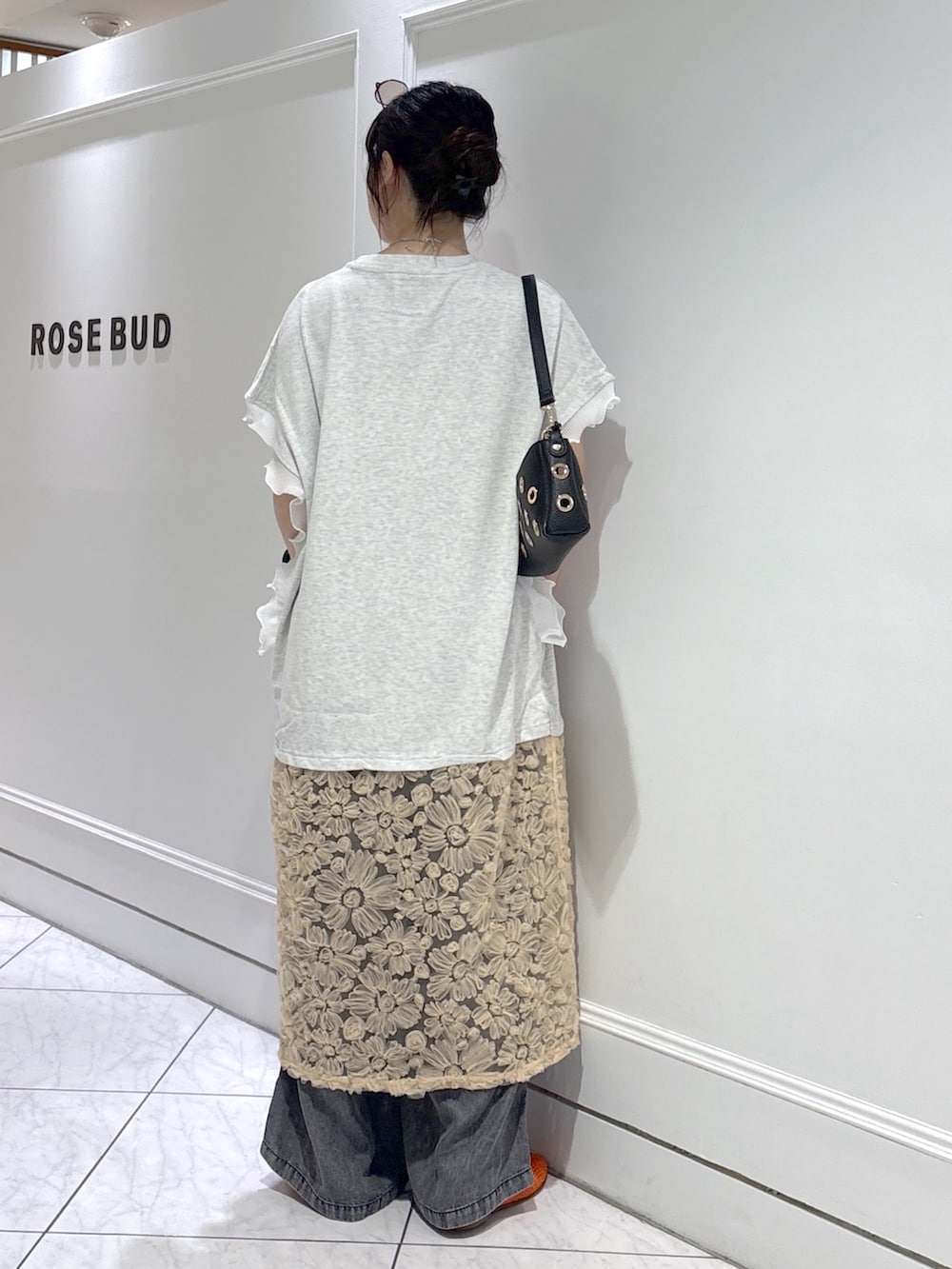 ベージュ系のワンピース、ブラック系のパンプス、ブラック系のショルダーバッグを着用したレディースの夏コーディネートの3枚目の写真