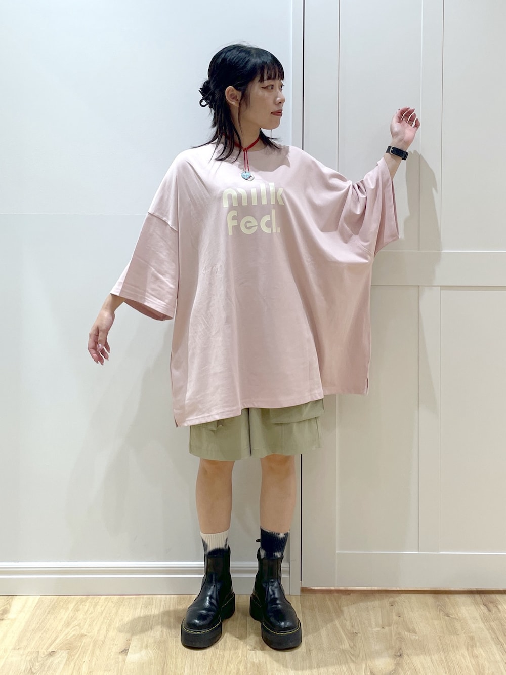 ピンク系のTシャツ/カットソー、ブラック系のブーツ、レッド系のバックパック/リュックを着用したレディースの夏コーディネートの4枚目の写真