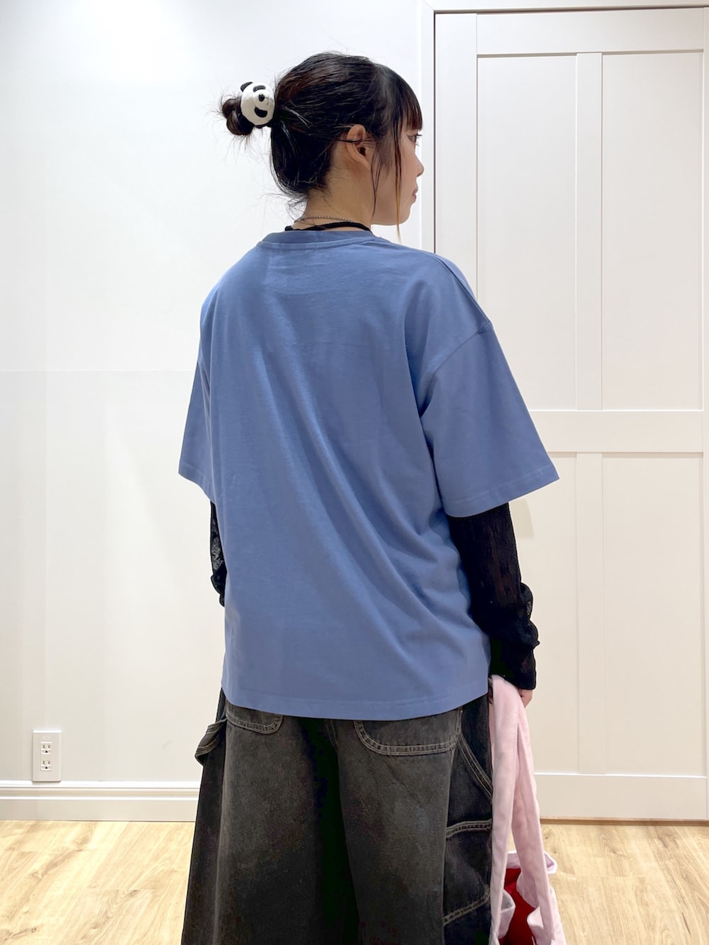 ブルー系のTシャツ/カットソー、ブラック系のTシャツ/カットソー、ブラック系のデニムパンツを着用したレディースの秋コーディネートの5枚目の写真