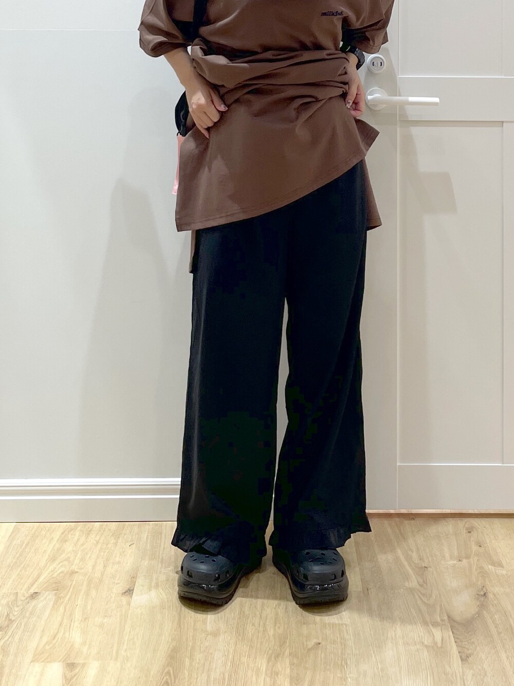 ピンク系のショルダーバッグ、ブラック系のその他パンツ、ブラウン系のワンピースを着用したレディースの夏コーディネートの5枚目の写真