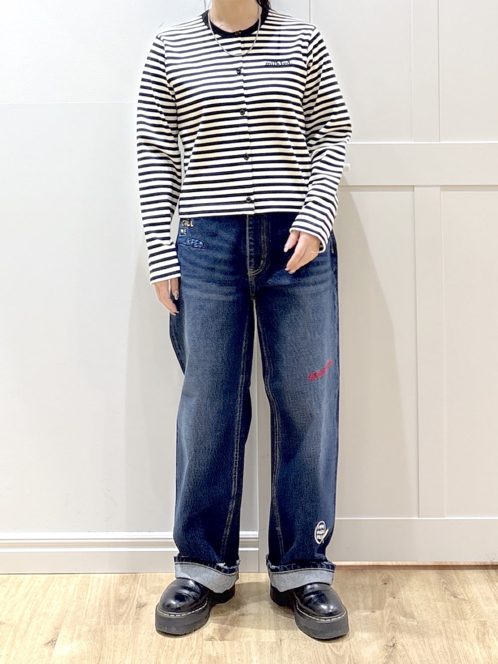 ブルー系のデニムパンツ、ブラック系のブーツ、ブラック系のカーディガン/ボレロを着用したレディースの春コーディネートの8枚目の写真