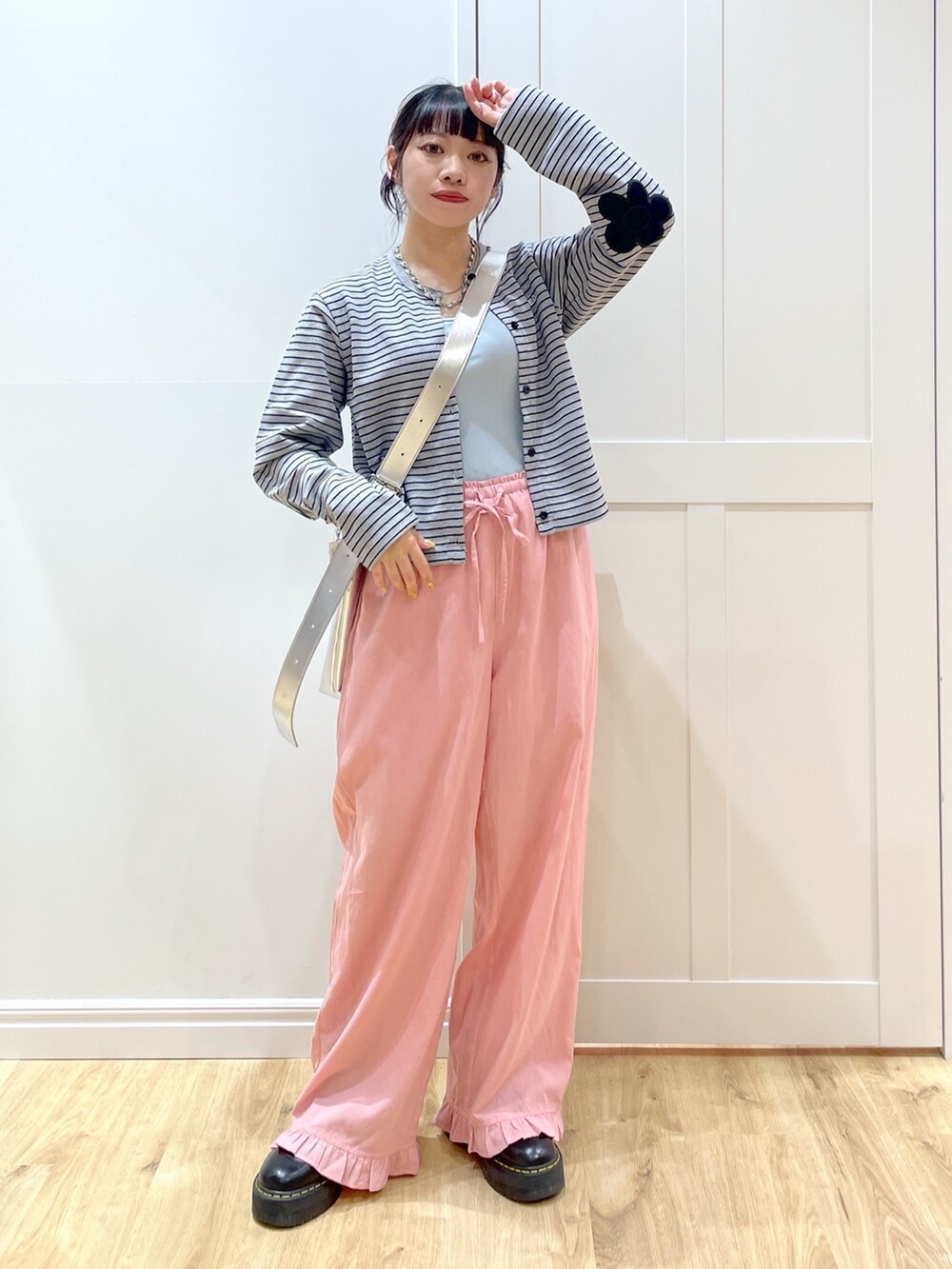 グレー系のカーディガン/ボレロ、ピンク系のその他パンツ、ブラック系のブーツを着用したレディースの夏コーディネートの4枚目の写真