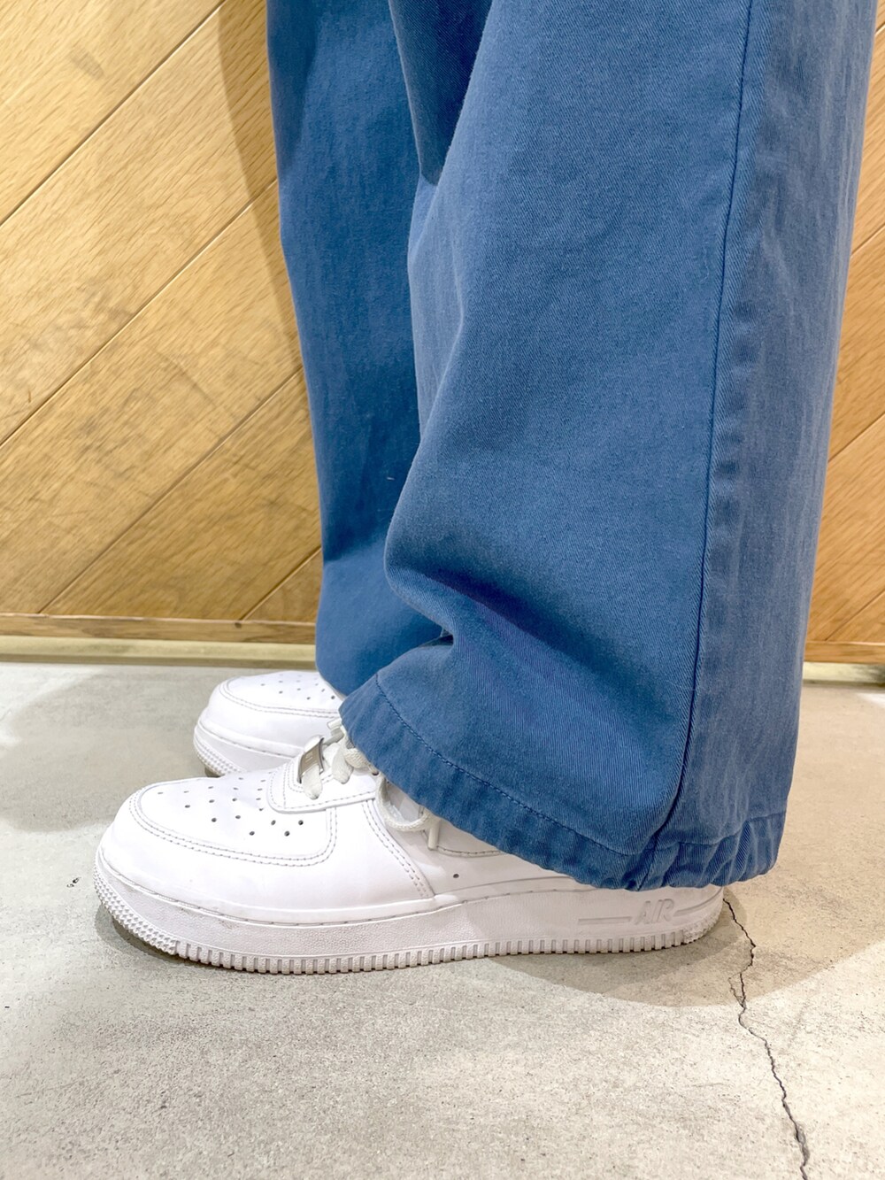 ブラック系のショルダーバッグ、グレー系のスウェット、ブルー系のその他パンツを着用したレディースの春コーディネートの4枚目の写真