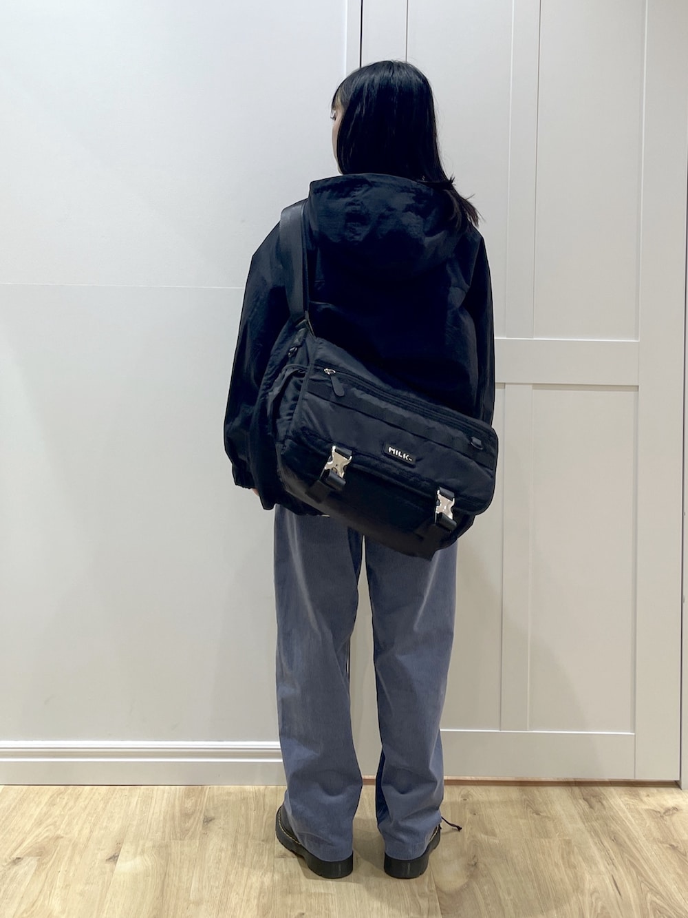 ブラック系のブーツ、ブルー系のその他パンツ、ブラック系のマウンテンパーカーを着用したレディースの冬コーディネートの3枚目の写真