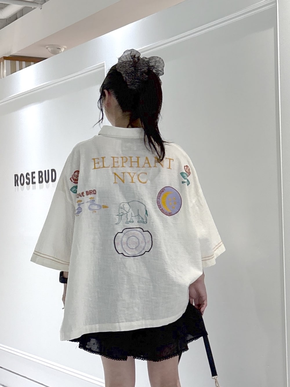 その他のシャツ/ブラウス、ブラック系のブーツ、ブラック系のショルダーバッグを着用したレディースの夏コーディネートの5枚目の写真
