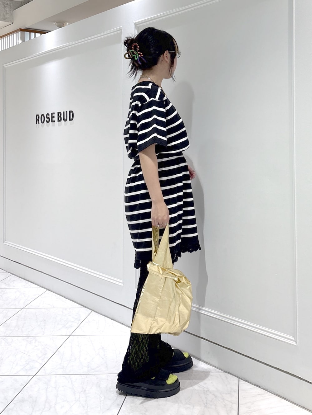 ブラック系のワンピース、ブラック系のその他パンツ、ブラック系のサンダルを着用したレディースの夏コーディネートの3枚目の写真