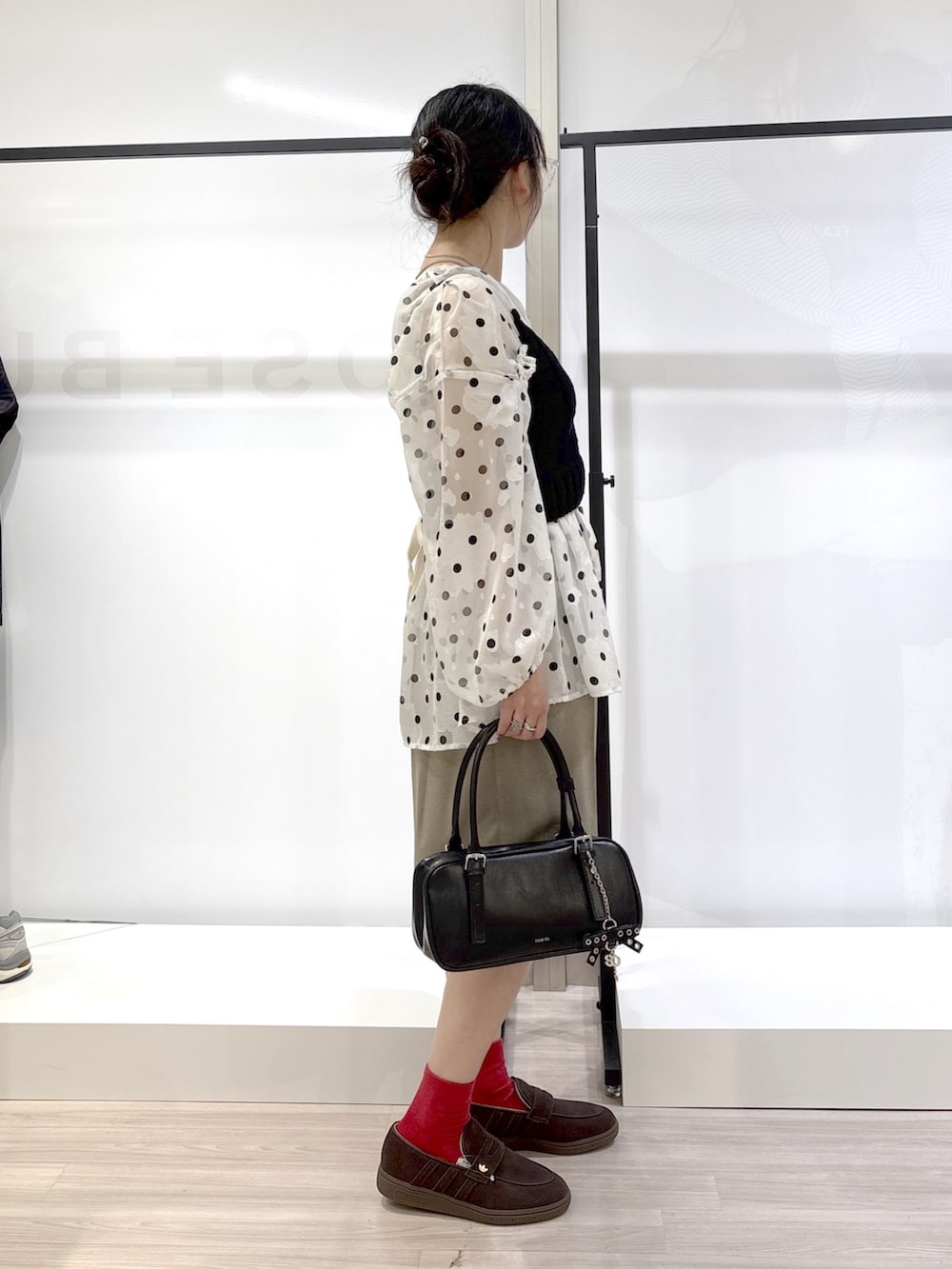 ホワイト系のシャツ/ブラウス、ブラック系のニット/セーター、ベージュ系のテーラードジャケットを着用したレディースの春コーディネートの5枚目の写真