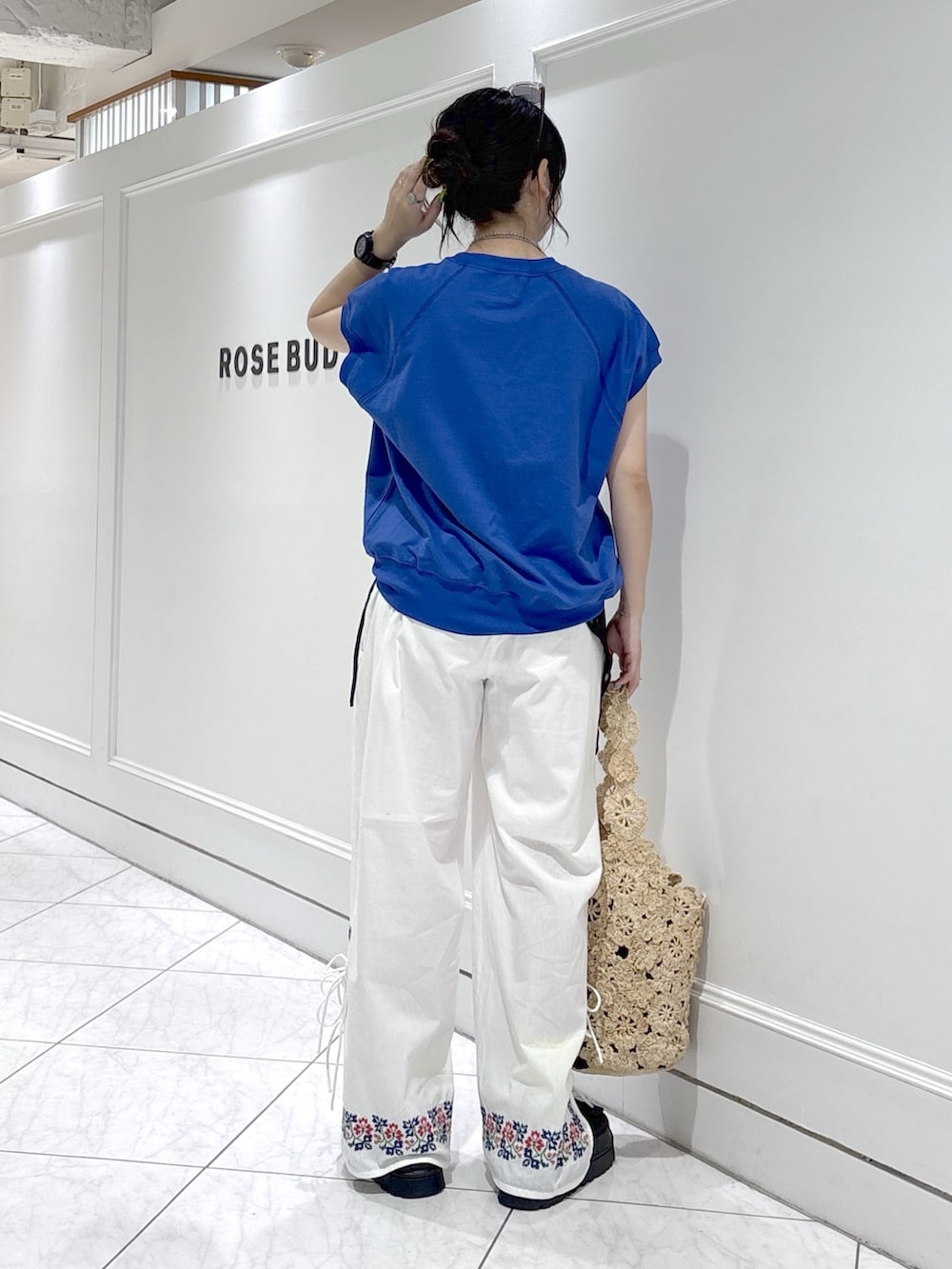 ブラック系のサンダル、ホワイト系のその他パンツ、ブルー系のスウェットを着用したレディースの夏コーディネートの3枚目の写真