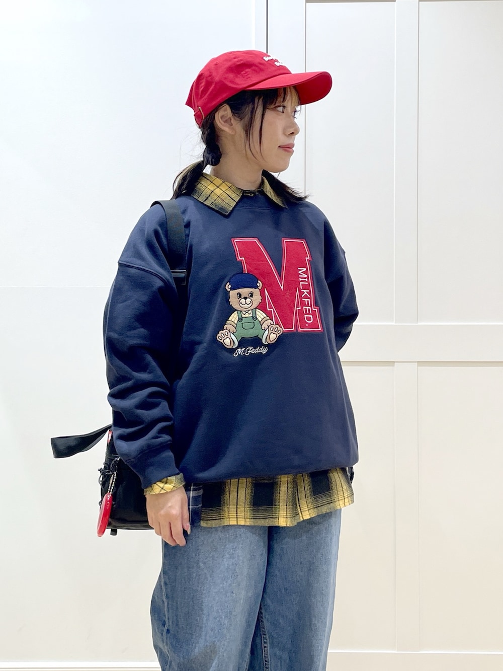 ブルー系のデニムパンツ、ブルー系のスウェット、イエロー系のシャツ/ブラウスを着用したレディースの冬コーディネートの4枚目の写真