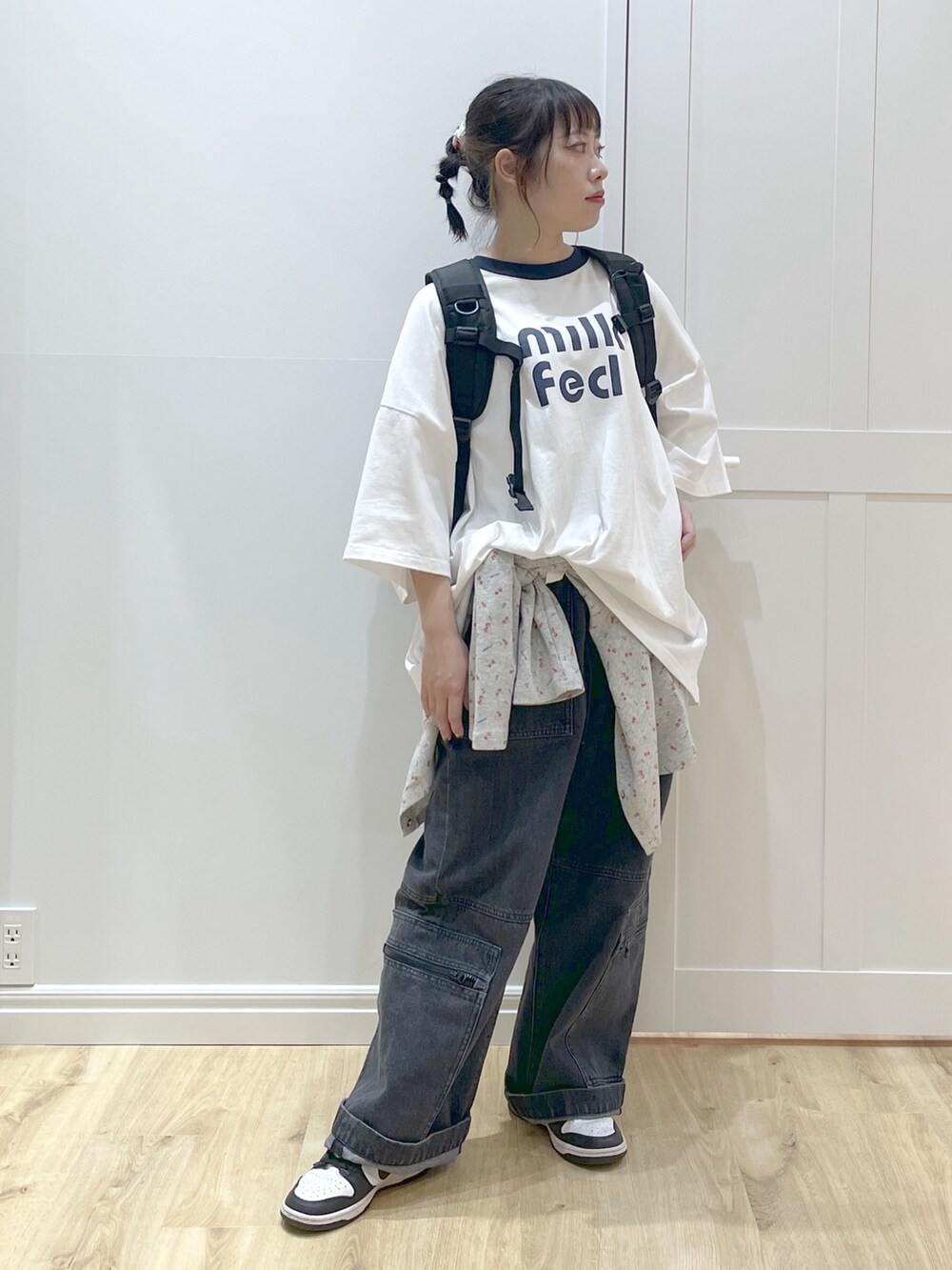 グレー系のTシャツ/カットソー、ブラック系のデニムパンツ、ブラウン系のTシャツ/カットソーを着用したレディースの春コーディネートの2枚目の写真