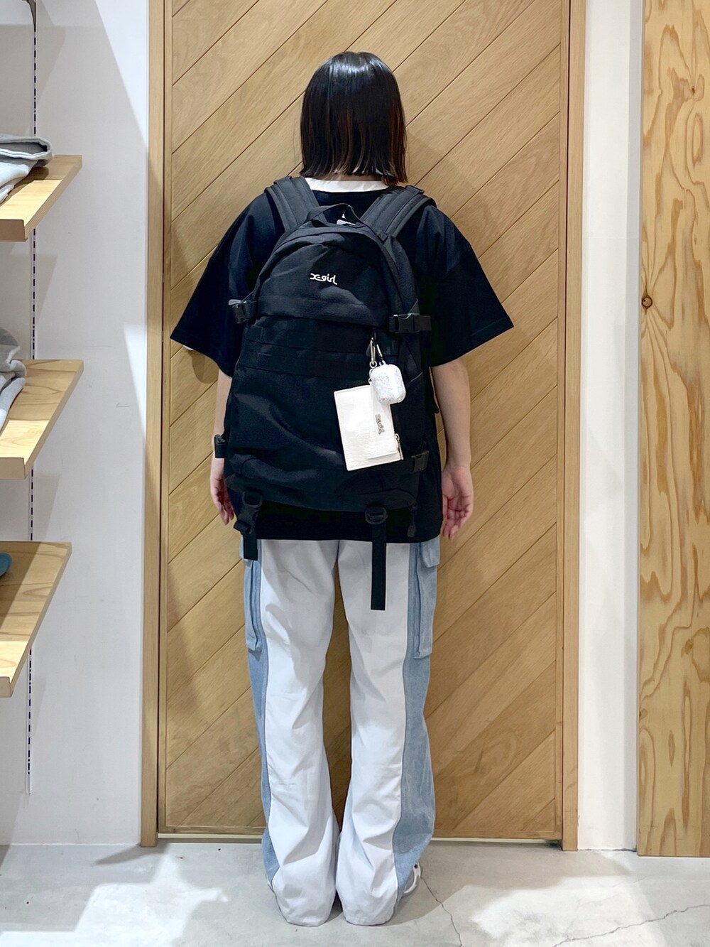 グレー系のデニムパンツ、ブラック系のスニーカー、ブラック系のバックパック/リュックを着用したレディースの春コーディネートの3枚目の写真