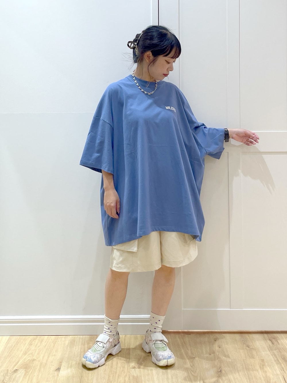 ブルー系のTシャツ/カットソー、レッド系のバックパック/リュック、ホワイト系のラッシュガードを着用したレディースの夏コーディネートの5枚目の写真