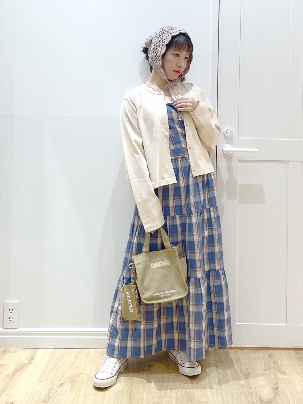 「大人カジュアル、最近のいい感じコーデ、スニーカー、カーディガン、お出かけコーデ、ショルダーバッグ、ニット帽、トートバッグ、春夏コーデ、ワンピース、レイヤードスタイル、休日スタイル、大人かわいい、春ファッション、お洒落さんとつながりたい」｜「MILKFED.のAPRON TIERED DRESS（ワンピース、ブルー系）」を使った、SAKI 🍣さん（骨格ストレート・レディース・151cm）の春コーディネートの2枚目の写真
