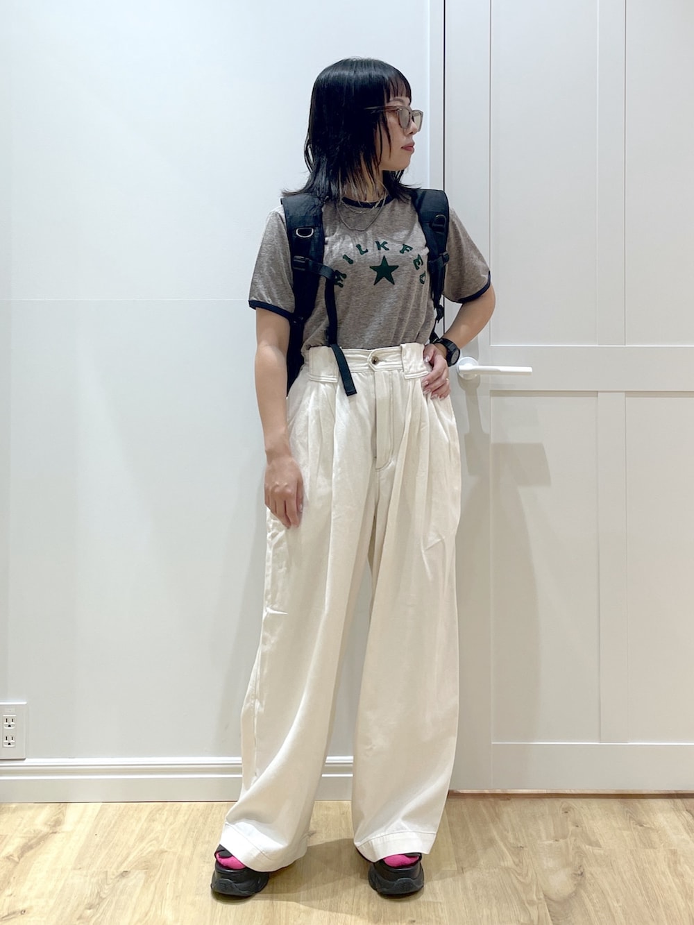 ホワイト系のその他パンツ、グレー系のTシャツ/カットソー、レッド系のバックパック/リュックを着用したレディースの夏コーディネートの4枚目の写真