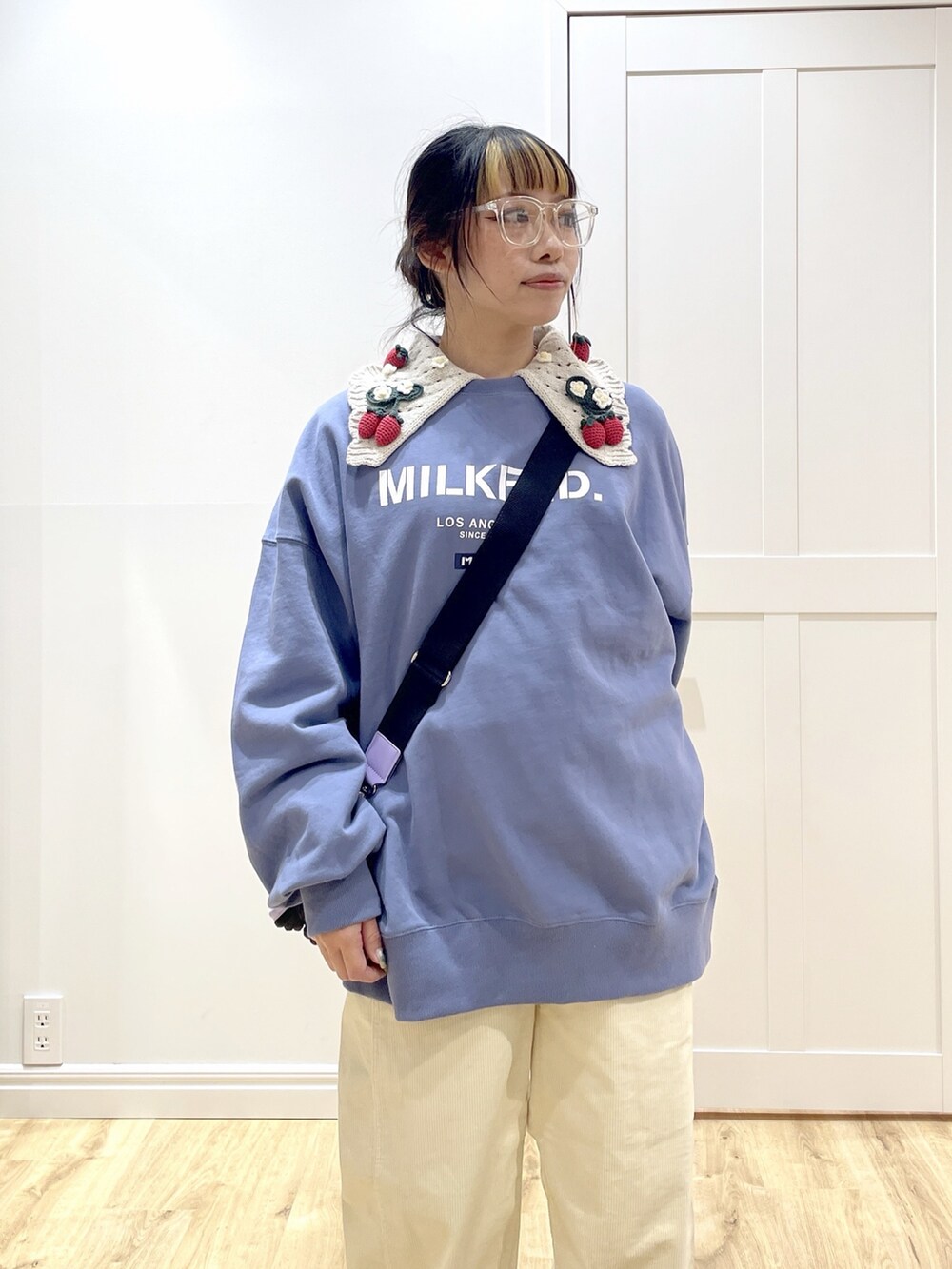 ホワイト系のカーディガン/ボレロ、ブルー系のスウェット、ホワイト系のその他パンツを着用したレディースの秋コーディネートの4枚目の写真