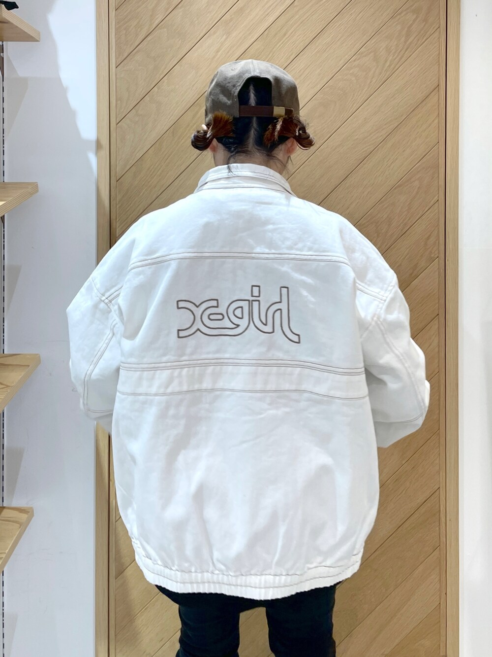 ブラック系のショルダーバッグ、ブラック系のTシャツ/カットソー、ブラック系のその他パンツを着用したレディースの冬コーディネートの4枚目の写真