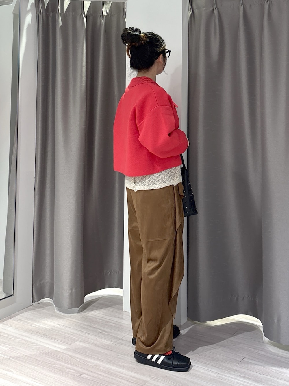 ホワイト系のTシャツ/カットソー、レッド系のカーディガン/ボレロ、ブラウン系のその他パンツを着用したレディースの秋コーディネートの5枚目の写真
