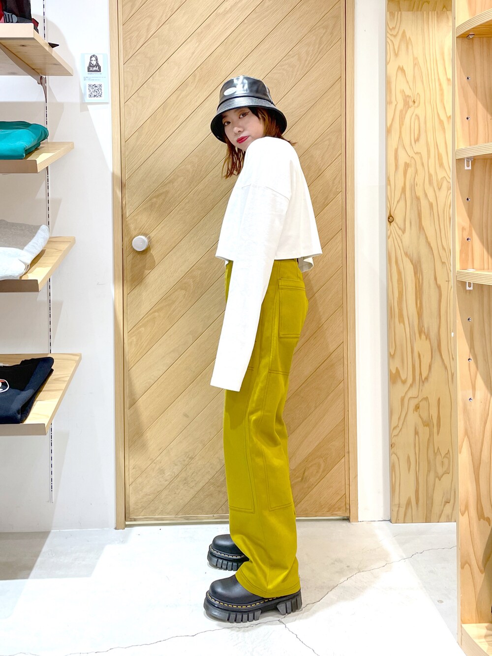 ブラウン系のその他パンツ、ブラック系のブーツ、ホワイト系のTシャツ/カットソーを着用したレディースの秋コーディネートの3枚目の写真