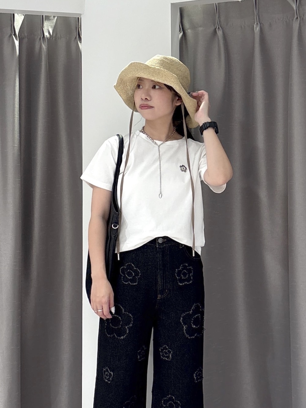 ブラック系のサンダル、ホワイト系のTシャツ/カットソー、ブラック系のデニムパンツを着用したレディースの夏コーディネートの5枚目の写真